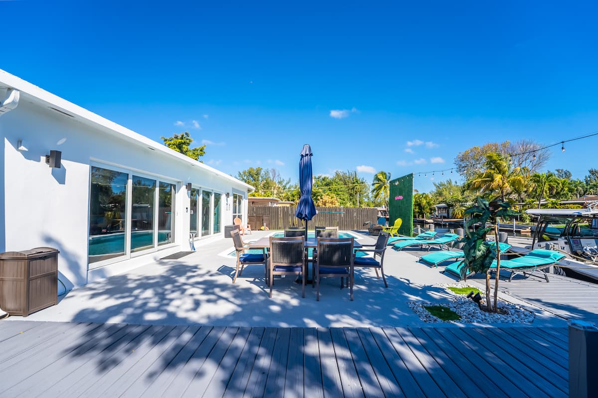 Outdoor dining & patio